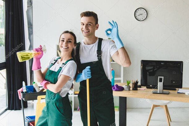 Operatore delle pulizie che riceve correzioni durante una formazione pratica