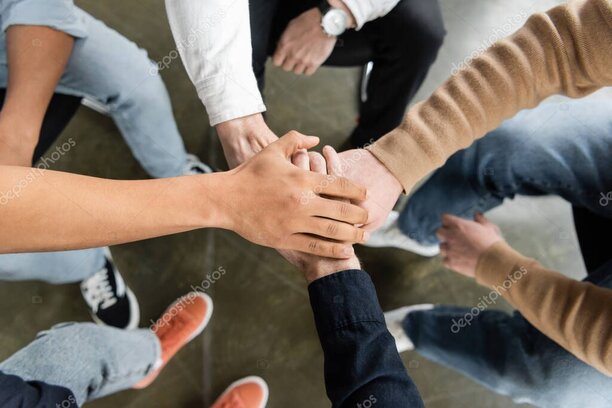 Formatrice che presenta nuove tecnologie di pulizia a un gruppo di operatori