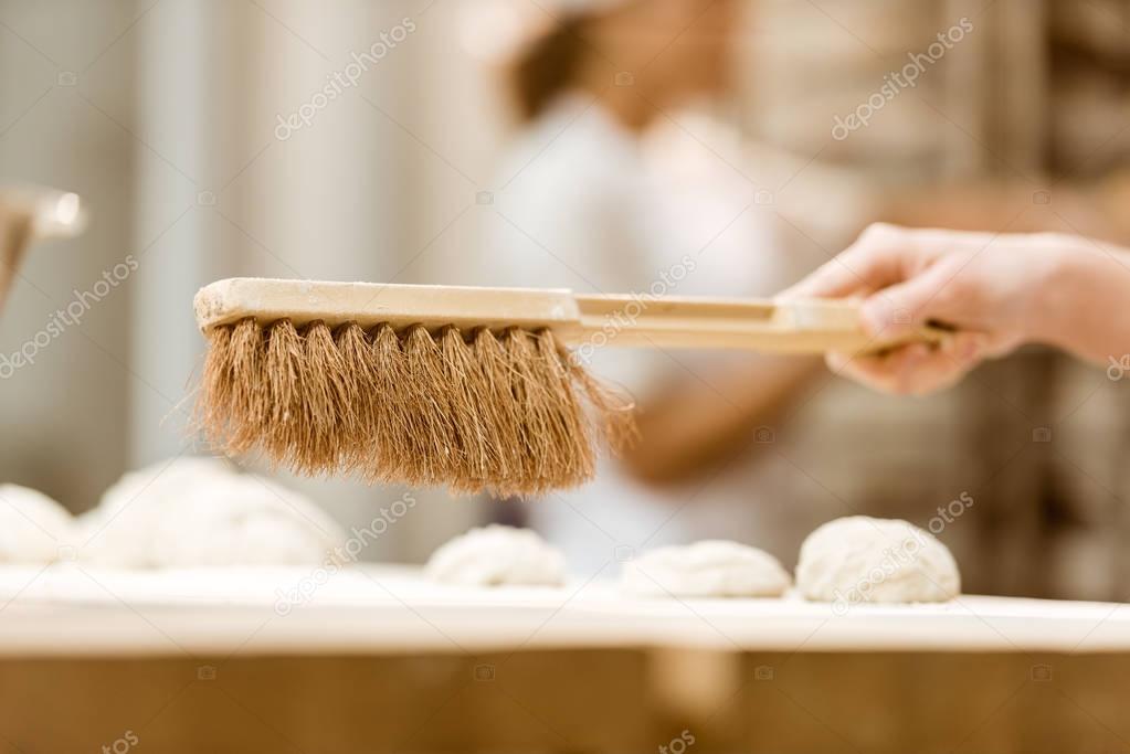 Addetti alle pulizie industriali in un capannone
