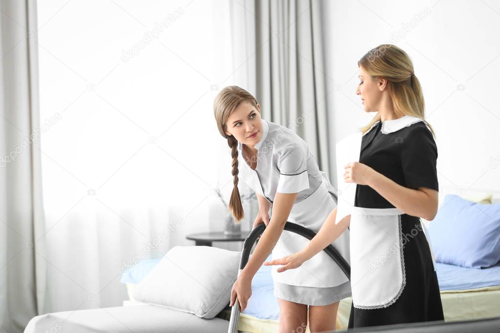 Addetta housekeeping che riordina una camera d’hotel