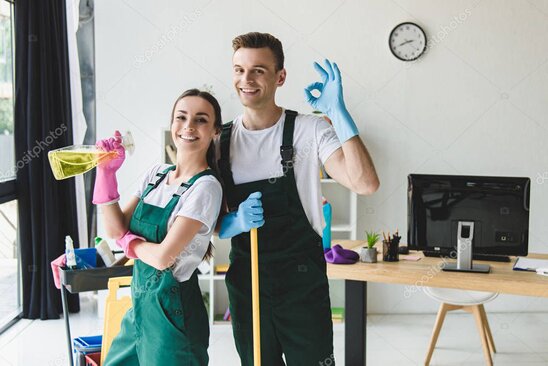Operatore delle pulizie che riceve correzioni durante una formazione pratica