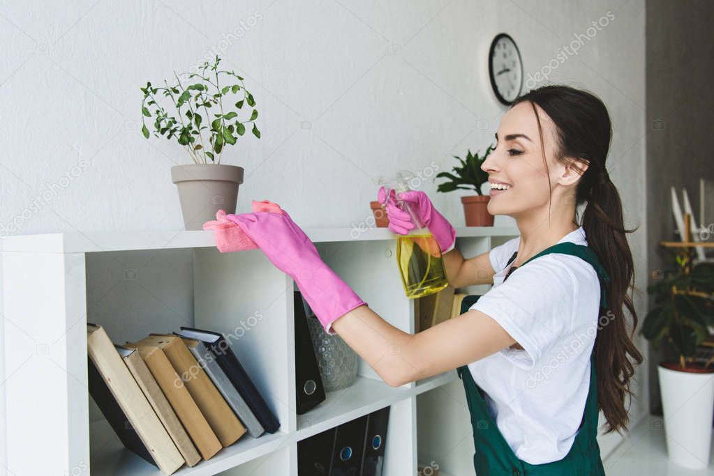 Libri e pubblicazioni sul settore del cleaning professionale appoggiati su un tavolo