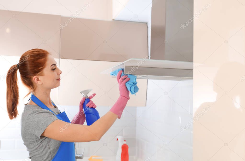 Dettaglio di carrello e attrezzature per pulizie professionali durante una sessione formativa