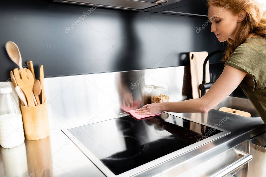 Pulizia di una cucina professionale con attenzione ai dettagli igienici