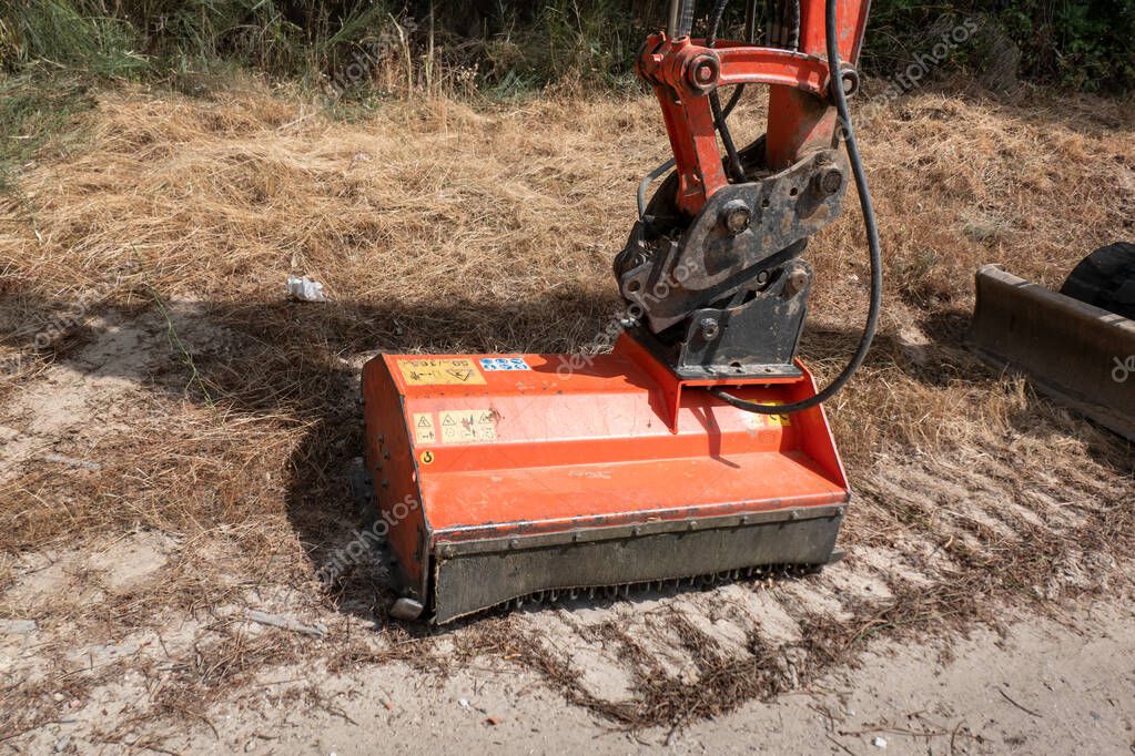 Utilizzo corretto di una lavasciuga pavimenti in un capannone industriale